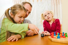 modigt leka för brädefamilj tillsammans arkivfoton modigt leka för brädefamilj tillsammans arkivfoton