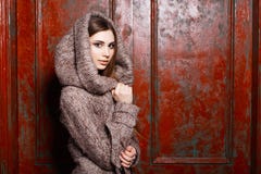 Modna Elegancka młoda dziewczyna stoi blisko w kurtce z kapiszonem Zdjęcie Stock Modna Elegancka młoda dziewczyna stoi blisko w kurtce z kapiszonem Zdjęcie Stock