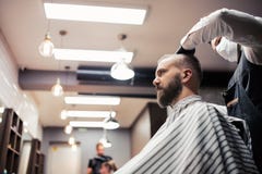 Modnisia mężczyzny klient odwiedza haidresser i hairstylist w fryzjera męskiego sklepie zdjęcia royalty free Modnisia mężczyzny klient odwiedza haidresser i hairstylist w fryzjera męskiego sklepie zdjęcia royalty free
