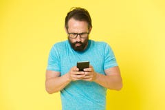 Modniś intrygujący używa smartphone Mężczyzny niewytrawny użytkownik nowożytny smartphone Pobyt w kontakcie z smartphone Łączy on fotografia royalty free Modniś intrygujący używa smartphone Mężczyzny niewytrawny użytkownik nowożytny smartphone Pobyt w kontakcie z smartphone Łączy on fotografia royalty free