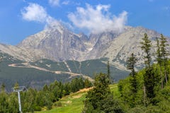 Modo della teleferica alle montagne in parco nazionale, Slovacchia fotografia stock Modo della teleferica alle montagne in parco nazionale, Slovacchia fotografia stock