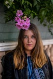 Modèle avec la veste noire sur le fond extérieur de forêt photos stock Modèle avec la veste noire sur le fond extérieur de forêt photos stock