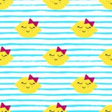 Modèle de Kawaii de citrons Dirigez la texture sans couture des citrons jaunes heureux sur un fond rayé illustration stock Modèle de Kawaii de citrons Dirigez la texture sans couture des citrons jaunes heureux sur un fond rayé illustration stock
