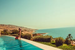 Modèle insouciant sexy détendant dans la piscine luxueuse d'infini Repos de jeune femme dans la station thermale Vacances de luxe Photo stock Modèle insouciant sexy détendant dans la piscine luxueuse d'infini Repos de jeune femme dans la station thermale Vacances de luxe Photo stock