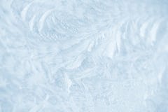 Modèles de Frost sur le verre de fenêtre dans la saison d'hiver Texture en verre givré Fond pour une carte d'invitation ou une fé photos stock Modèles de Frost sur le verre de fenêtre dans la saison d'hiver Texture en verre givré Fond pour une carte d'invitation ou une fé photos stock