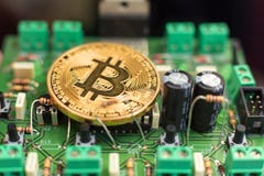 Moeda de Bitcoin na placa de circuito imagem de stock Moeda de Bitcoin na placa de circuito imagem de stock