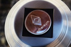 Moeda de Cryptocurrency Ethereum Conceito da tecnologia de Blockchain Dinheiro de Digitas imagem de stock Moeda de Cryptocurrency Ethereum Conceito da tecnologia de Blockchain Dinheiro de Digitas imagem de stock