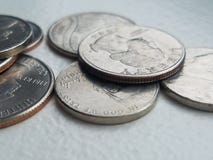 Moeda de dez centavos e quartos da liberdade da moeda das moedas dos E.U. do close up imagem de stock Moeda de dez centavos e quartos da liberdade da moeda das moedas dos E.U. do close up imagem de stock