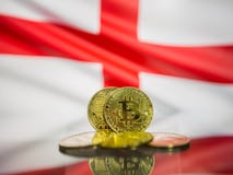 Moeda de ouro de Bitcoin e bandeira defocused do fundo de Inglaterra Conceito virtual do cryptocurrency fotos de stock royalty free Moeda de ouro de Bitcoin e bandeira defocused do fundo de Inglaterra Conceito virtual do cryptocurrency fotos de stock royalty free
