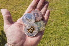 Moedas de Cryptocurrency em uma mão; Bitcoin foto de stock royalty free Moedas de Cryptocurrency em uma mão; Bitcoin foto de stock royalty free
