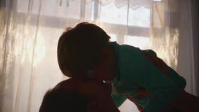 Moeder die een klein kind op zijn handen houden Zonstralen door het venster Het gelach en de vreugde van de baby stock videobeelden Moeder die een klein kind op zijn handen houden Zonstralen door het venster Het gelach en de vreugde van de baby stock videobeelden