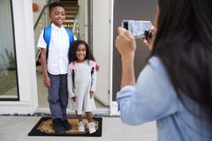Moeder die Foto van Kinderen met Celtelefoon nemen op Eerste Dag Terug op School stock fotografie Moeder die Foto van Kinderen met Celtelefoon nemen op Eerste Dag Terug op School stock fotografie