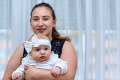 Moeder die haar babymeisje houdt E royalty-vrije stock fotografie Moeder die haar babymeisje houdt E royalty-vrije stock fotografie