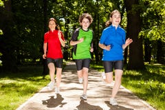 Moeder die met jonge geitjes in park lopen royalty-vrije stock afbeeldingen Moeder die met jonge geitjes in park lopen royalty-vrije stock afbeeldingen