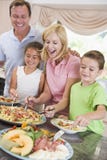 Moeder die omhoog Diner voor Familie dient stock foto's Moeder die omhoog Diner voor Familie dient stock foto's