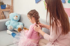 Moeder en dochterweekend die samen thuis mamma zitten die kapsel maken royalty-vrije stock afbeeldingen Moeder en dochterweekend die samen thuis mamma zitten die kapsel maken royalty-vrije stock afbeeldingen