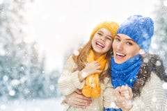 Moeder en kindmeisje op een de wintergang stock fotografie Moeder en kindmeisje op een de wintergang stock fotografie