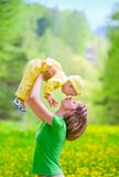 Moeder met baby in het park royalty-vrije stock afbeeldingen Moeder met baby in het park royalty-vrije stock afbeeldingen