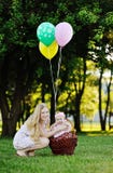 Moeder met meisje op achtergrond van groene bomen Baby girl royalty-vrije stock fotografie Moeder met meisje op achtergrond van groene bomen Baby girl royalty-vrije stock fotografie