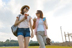 Moederdochter die op het gazon in het park, de verhouding tussen ouder en kindtiener lopen, zonnige de zomerdag stock afbeeldingen Moederdochter die op het gazon in het park, de verhouding tussen ouder en kindtiener lopen, zonnige de zomerdag stock afbeeldingen