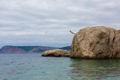 Moedige Mensensprongen van Hoog Cliff Rock Into Water van Overzees royalty-vrije stock fotografie Moedige Mensensprongen van Hoog Cliff Rock Into Water van Overzees royalty-vrije stock fotografie