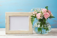 Mofa del marco del cartel o de la foto encima de la plantilla con el ramo color de rosa de la flor Fotografía de archivo libre de regalías Mofa del marco del cartel o de la foto encima de la plantilla con el ramo color de rosa de la flor Fotografía de archivo libre de regalías