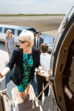 Mogen affärskvinna Boarding Private Jet arkivfoton Mogen affärskvinna Boarding Private Jet arkivfoton
