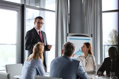 Mogen affärsman som har diskussion med kollegor i bräderum royaltyfri fotografi Mogen affärsman som har diskussion med kollegor i bräderum royaltyfri fotografi