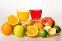 Mogen frukt och ny fruktsaft på whiteonvit Royaltyfri Foto Mogen frukt och ny fruktsaft på whiteonvit Royaltyfri Foto