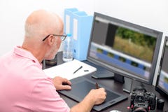Mogen man som arbetar med diagramminnestavlan i hans kontor fotografering för bildbyråer Mogen man som arbetar med diagramminnestavlan i hans kontor fotografering för bildbyråer
