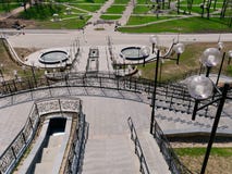 MOGILEV, ΛΕΥΚΟΡΩΣΙΑ - 27 ΑΠΡΙΛΊΟΥ 2019: περιοχή πάρκων με μια σκάλα και μια πηγή στοκ εικόνες MOGILEV, ΛΕΥΚΟΡΩΣΙΑ - 27 ΑΠΡΙΛΊΟΥ 2019: περιοχή πάρκων με μια σκάλα και μια πηγή στοκ εικόνες