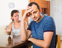 Moglie e marito furioso che discutono divorzio immagine stock libera da diritti Moglie e marito furioso che discutono divorzio immagine stock libera da diritti