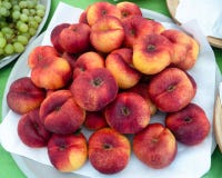 Mogna Peaches Red Yellow Stack på en platta, på försäljning, sikt uppifrån arkivfoto Mogna Peaches Red Yellow Stack på en platta, på försäljning, sikt uppifrån arkivfoto