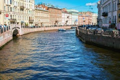 Moika flod i den centrala delen av St Petersburg på en solig sommardag arkivfoton Moika flod i den centrala delen av St Petersburg på en solig sommardag arkivfoton