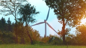 Moinho de vento no windfarm em um dia de verão ensolarado filme Moinho de vento no windfarm em um dia de verão ensolarado filme