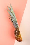 Moitié d'ananas sur la disposition créative de fond lumineux, l'espace de copie Modèle plat de configuration Copie de concept de photographie stock libre de droits Moitié d'ananas sur la disposition créative de fond lumineux, l'espace de copie Modèle plat de configuration Copie de concept de photographie stock libre de droits