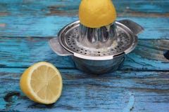 Moitiés de citron étant Juiced dans le presse-fruits en métal photos libres de droits Moitiés de citron étant Juiced dans le presse-fruits en métal photos libres de droits