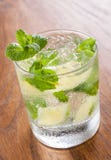 Mojito die in een glas met verpletterde ijs en kalk wordt gediend stock afbeeldingen Mojito die in een glas met verpletterde ijs en kalk wordt gediend stock afbeeldingen