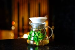 Mojito in una brocca su una tavola scura immagine stock Mojito in una brocca su una tavola scura immagine stock