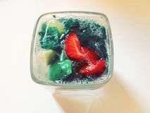 Mojito στη φωτογραφία κοκτέιλ ασβέστη, λεμονιών, φραουλών και μεντών στοκ φωτογραφία με δικαίωμα ελεύθερης χρήσης Mojito στη φωτογραφία κοκτέιλ ασβέστη, λεμονιών, φραουλών και μεντών στοκ φωτογραφία με δικαίωμα ελεύθερης χρήσης