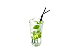 Mojito с известкой и мятой в стеклянной чашке с соломой на изолированной белой предпосылке стоковое изображение Mojito с известкой и мятой в стеклянной чашке с соломой на изолированной белой предпосылке стоковое изображение