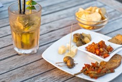 Mojitococktail met snacks op houten lijst royalty-vrije stock foto Mojitococktail met snacks op houten lijst royalty-vrije stock foto