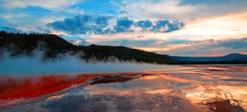 Mola prismático grande sob o cloudscape do por do sol na bacia intermediária do geyser no parque nacional de Yellowstone em Wyomi Imagens de Stock Mola prismático grande sob o cloudscape do por do sol na bacia intermediária do geyser no parque nacional de Yellowstone em Wyomi Imagens de Stock