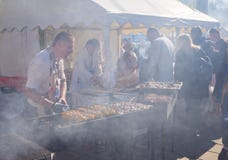 moldova chisinau Oktober 6, 2018 Moldavien nationell vinfestival med musik och moldavisk mat royaltyfri fotografi moldova chisinau Oktober 6, 2018 Moldavien nationell vinfestival med musik och moldavisk mat royaltyfri fotografi