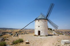 Molino de viento en Campo de Criptana La Mancha, Consuegra, ruta de Don Quixote, España imagen de archivo Molino de viento en Campo de Criptana La Mancha, Consuegra, ruta de Don Quixote, España imagen de archivo