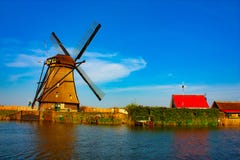 Molino de viento en Kinderdijk - d?a soleado hermoso foto de archivo Molino de viento en Kinderdijk - d?a soleado hermoso foto de archivo