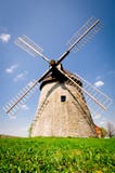 Molino de viento histórico en el campo checo, Kuzelov, bilis Karpaty (los Cárpatos blancos) fotografía de archivo Molino de viento histórico en el campo checo, Kuzelov, bilis Karpaty (los Cárpatos blancos) fotografía de archivo