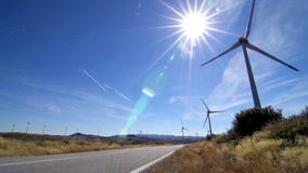 Molinoes de viento giratorios almacen de metraje de vídeo Molinoes de viento giratorios almacen de metraje de vídeo