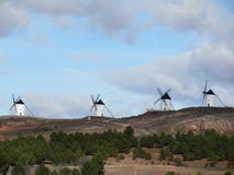 Molinoes de viento hermosos muy viejos y que describe un paisaje muy español fotos de archivo libres de regalías Molinoes de viento hermosos muy viejos y que describe un paisaje muy español fotos de archivo libres de regalías