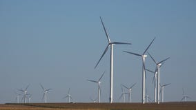 Molinoes de viento, turbinas de viento, poder del generador del campo de trigo de la agricultura, electricidad imagen de archivo Molinoes de viento, turbinas de viento, poder del generador del campo de trigo de la agricultura, electricidad imagen de archivo